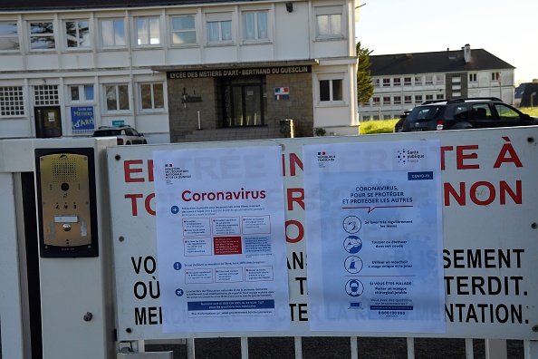 Un conseil d'administration installé à l'extérieur du lycée Bertrand Du Guesclin informe de la fermeture temporaire des écoles de la région, le 2 mars 2020 à Auray, dans l'ouest de la France, dans le cadre des mesures contre l'épidémie du coronavirus Covid-19. (Photo : DAMIEN MEYER/AFP via Getty Images)