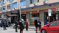 Virus: en Sicile, la police protège les supermarchés