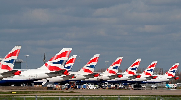 -Cette photo montre des avions de British Airways immobilisés au terminal 5 de l'aéroport d'Heathrow, à l'ouest de Londres, le 16 mars 2020. Photo par ADRIAN DENNIS / AFP via Getty Images.