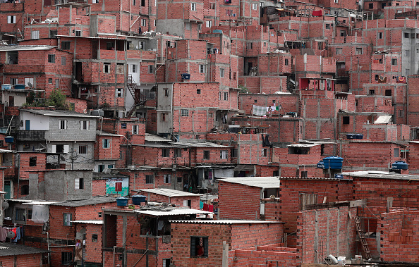 -Une vue générale de la favela de Paraisopolis le 19 mars 2020 à Sao Paulo, Brésil. Paraisopolis est la deuxième plus grande favela de la ville de Sao Paulo avec plus de 100 000 habitants. Selon le ministère de la Santé, le jeudi 19 mars, le Brésil comptait 621 cas confirmés de Coronavirus et au moins 6 décès enregistrés. Photo par Rodrigo Paiva / Getty Images.