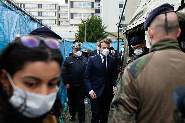 Emmanuel Macron à l'hôpital Émile Muller de Mulhouse, le 25 mars 2020. (MATHIEU CUGNOT/POOL/AFP via Getty Images)