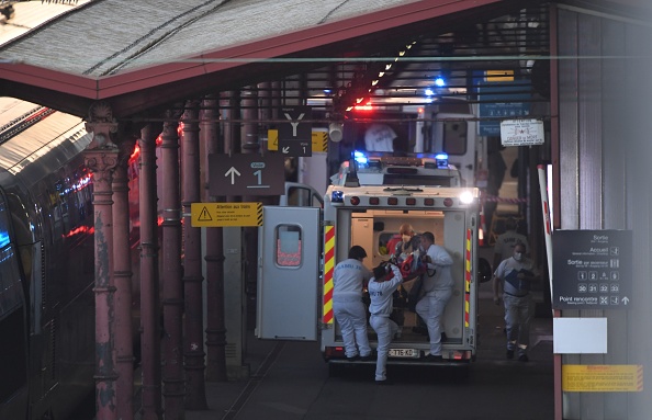 Embarquement de patients atteints du Covid-19 à bord d'un TGV médicalisé à Strasbourg le 26 mars 2020. (PATRICK HERTZOG/AFP via Getty Images)