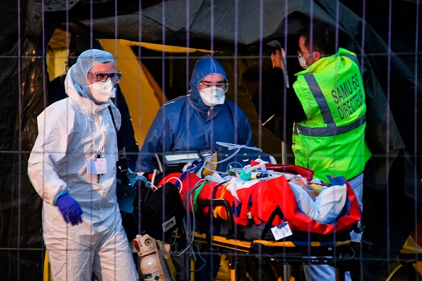 Mulhouse. Le personnel médical d'urgence transporte un patient atteint de virus du PCC. (Photo : SEBASTIEN BOZON/AFP via Getty Images)