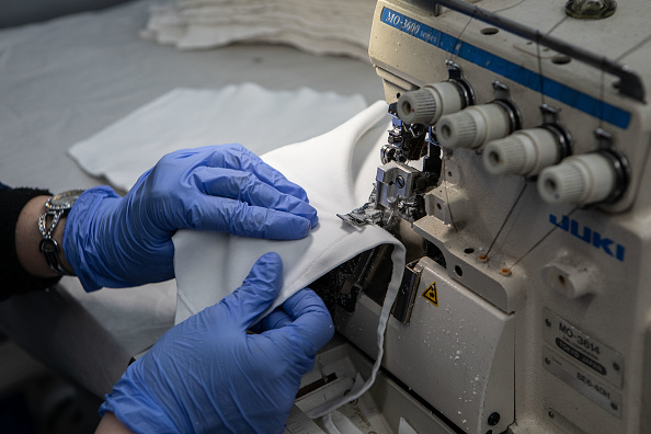 De nombreuses usines du secteur textile ont réorienté leur production vers des masques et des combinaisons de protection pour faire face au Virus du PCC. (Photo : Emanuele Cremaschi/Getty Images)