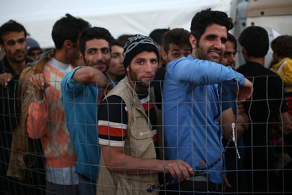 Des migrants font la queue dans un centre d'accueil après avoir effectué la traversée de la Turquie vers l'île grecque de Lesbos.  (Photo : Carl Court/Getty Images)
