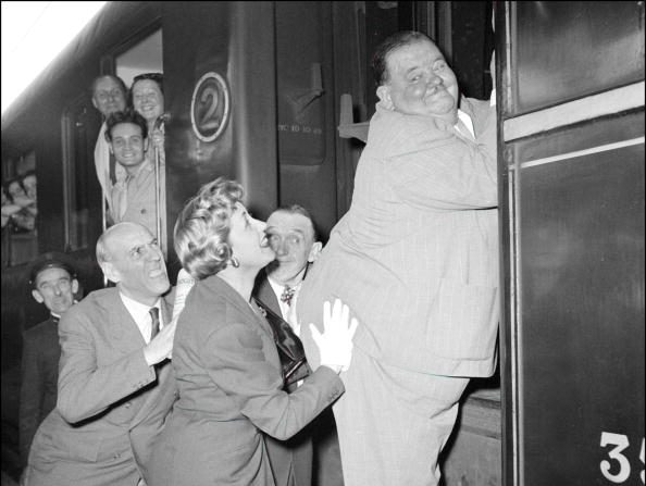 Janvier 1951. Suzy Delair à la gare Saint-Lazare à Paris avec le comédien américain Oliver Hardy.  (Photo : STF/AFP via Getty Images)