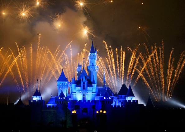 -Des feux d'artifice explosent sur le château de la Belle au bois dormant à Disneyland le 11 septembre 2005. Photo MN Chan / Getty Images.