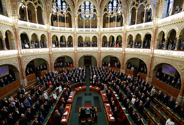 Une clause du projet de Viktor Orban évoque la possibilité d'une "pause parlementaire forcée", qui fait craindre une suspension de la session du Parlement. (Photo : Laszlo Balogh/Getty Images)