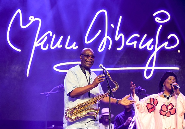 -Emmanuel N'Djoke Dibango, dit Manu Dibango, saxophoniste et chanteur franco-camerounais de jazz mondial, se produit lors de son concert le 29 juin 2018 à l’hôtel Ivoire d’Abidjan. Le saxophoniste Manu Dibango, qui joue de la musique africaine "Baobab", fête ses 60 ans de musique. Photo par SIA KAMBOU / AFP via Getty Images.