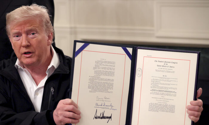 Le président Donald Trump présente un projet de loi bipartisan de financement de 8 milliards de dollars, signé à la Maison-Blanche, pour lutter contre l'épidémie de coronavirus, le 6 mars 2020. (Win McNamee/Getty Images)