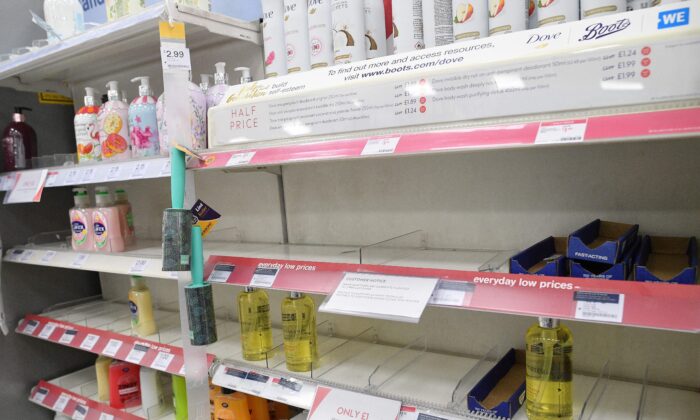 Des étagères vides de nettoyants antibactériens pour les mains et de gels désinfectants, dans un magasin Boots à Londres, en Angleterre, le 3 mars 2020. (Justin Tallis / AFP via Getty Images)