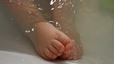 Loir-et-Cher : une mère oublie son bébé dans la baignoire et le retrouve inanimé