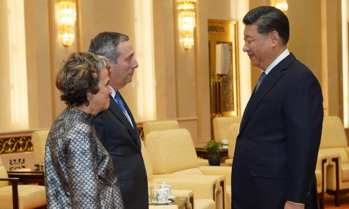 Le dirigeant chinois Xi Jinping s'entretient avec le président de l'Université de Harvard, Lawrence Bacow, et son épouse, Adele Fleet Bacow, au Grand Hall du peuple à Pékin le 20 mars 2019. (Andrea Verdelli/Pool/Getty Images)