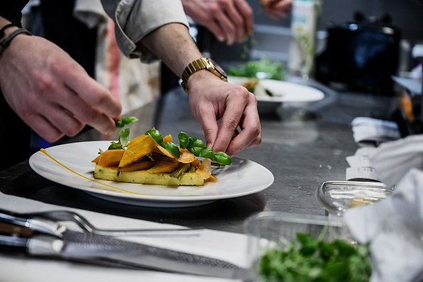 -Le chef Adrien Zedda prépare un plat dans la cuisine de son restaurant culinaire gastronomique végétarien Culina Hortus à Lyon le 26 mars 2019. Une carte 100% végétarienne, une rareté en France. Photo doit se lire JEFF PACHOUD / AFP via Getty Images.