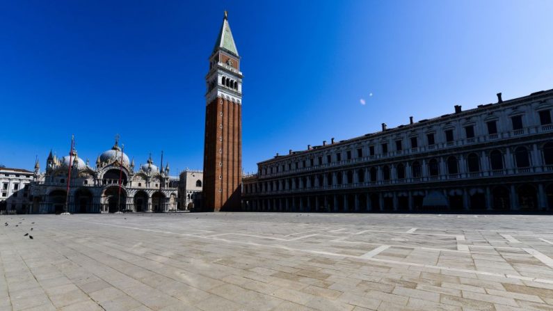 Une vue générale montre une place Saint-Marc déserte avec sa basilique (L) et son clocher à Venise le 18 mars 2020, pendant le confinement du pays dans la nouvelle crise des coronavirus. (Photo by ANDREA PATTARO/AFP via Getty Images)