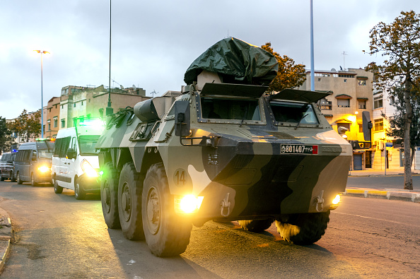 -Un véhicule militaire utilisé pour ordonner aux gens de rentrer chez eux, est vu dans une rue de Casablanca, au Maroc, le 20 mars 2020. Le Maroc a exhorté les résidents à rester chez eux afin de contenir le nouveau coronavirus, même pendant la période du Ramadan. Photo par STR / AFP via Getty Images.