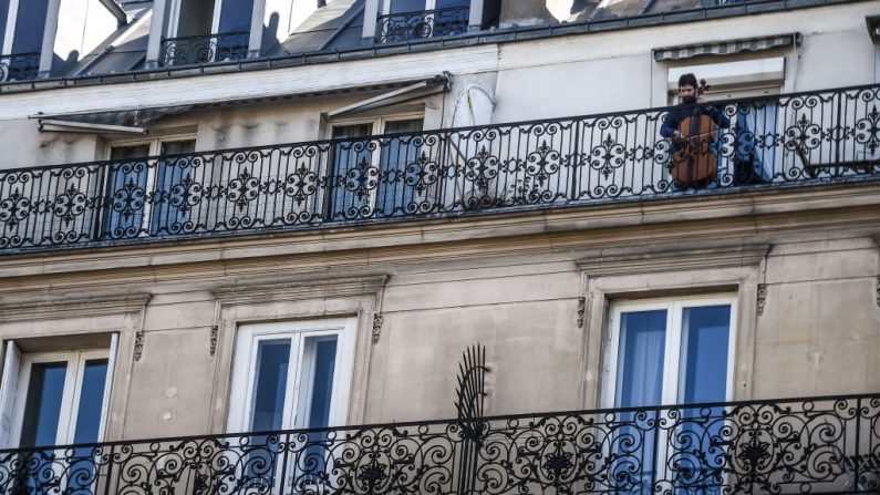 Une photo prise le 24 mars 2020 montre le violoncelliste  sur son balcon à Paris, lors de l'état d'urgence en France visant à freiner la propagation du nouveau coronavirus (Photo by LUCAS BARIOULET/AFP via Getty Images)