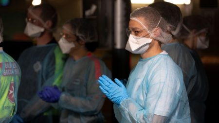 [Vidéo] Des surblouses défectueuses livrées à l’hôpital La Timone à Marseille