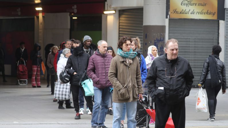 Le 2 avril 2020, à Saint-Denis, près de Paris, les gens font la queue devant un supermarché, le dix-septième jour d'un lock-out visant à freiner la propagation de l'épidémie du nouveau coronavirus ou virus du PCC ainsi que l'appellent les chinois (Photo by LUDOVIC MARIN/AFP via Getty Images)