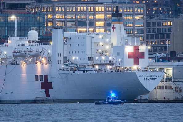Le navire-hôpital militaire the Comfort, qui est à quai dans le port de New York, pourra finalement "être ouvert aux malades du Covid-19 si cela devient nécessaire". (Photo : Kena Betancur/Getty Images)