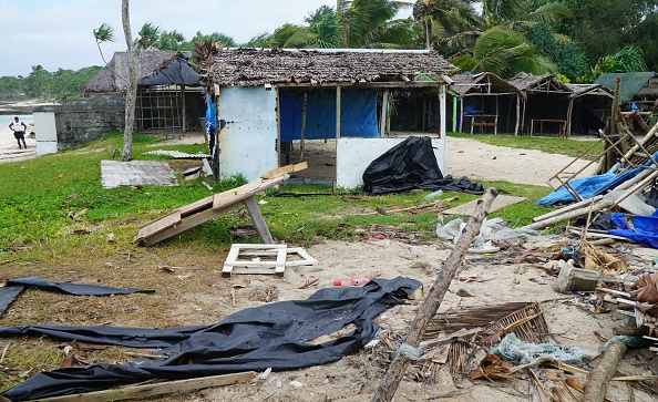 -Des bâtiments gravement endommagés sont photographiés près de Port Vila, la capitale du Vanuatu, le 7 avril 2020, après le passage du cyclone tropical Harold et des îles au nord. Certains résidents ce sont abrités dans des grottes pour rester en sécurité. Photo de PHILIPPE CARILLO / AFP via Getty Images.