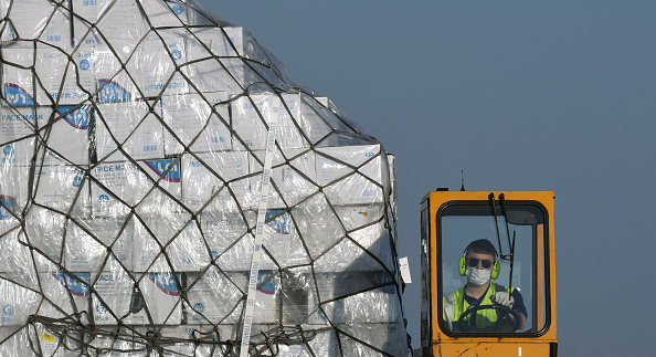 Onze millions de masques sont arrivés lundi 13 avril à l'aéroport de Nantes. (Photo : CHRISTOF STACHE/AFP via Getty Images)