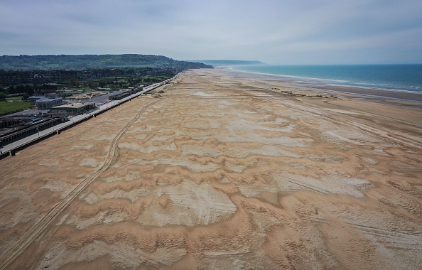 La plage de Deauville, déserte pendant le confinement. (LOU BENOIST/AFP via Getty Images)