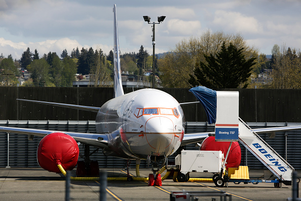 Boeing a déjà reçu environ 17 milliards de dollars via un plan de sauvetage titanesque approuvé fin mars, qui limite les dividendes et le rachat d'actions pour les entreprises recevant l'aide du gouvernement. (Photo : JASON REDMOND/AFP via Getty Images)