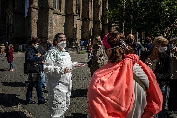 Un travailleur de la santé informe les gens que la capacité de dépistage du coronavirus est pleine pour la journée à Prague le 23 avril 2020.(Photo : Gabriel Kuchta/Getty Images)