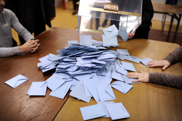Image d'illustration : les règles de distanciation n'ont pas toujours été respectées lors du dépouillement du vote. (JEAN-SEBASTIEN EVRARD/AFP via Getty Images)