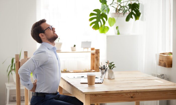 Trop de temps penché devant les appareils peut créer une tension sur votre corps. (fizkes / Shutterstock)