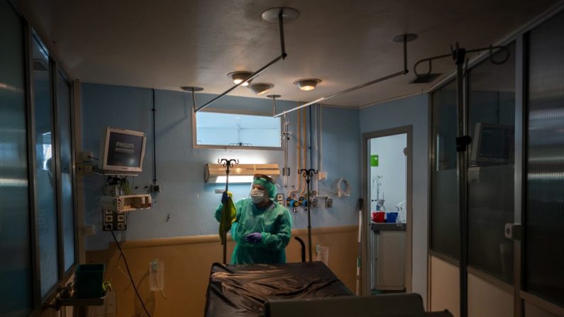 Un membre du personnel de nettoyage désinfecte une salle de soins intensifs à l'hôpital universitaire de Bellvitge à Barcelone, en Espagne, le 9 avril 2020. (David Ramos / Getty Images)
