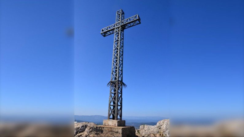 La croix du pic Saint-Loup avant l'acte de vandalisme dont elle a fait l'objet dans la nuit du 10 au 11 mai. Crédit : Sapin88 –Wikimedia Commons. 