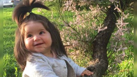 Une petite fille est surnommée «Raiponce» après être née avec la tête pleine de cheveux épais et brillants