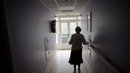 Paris: deux établissements pour personnes âgées visés par des enquêtes liées au coronavirus