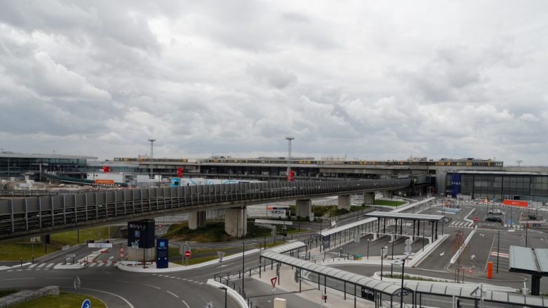 Une photo prise le 3 avril 2020 montre l'aéroport vide d'Orly, au sud de Paris (Photo by GEOFFROY VAN DER HASSELT/AFP via Getty Images)
