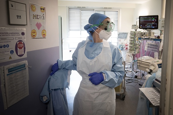 -Un travailleur médical quitte la chambre d'un patient infecté par COVID-19 à l'unité de soins intensifs de l'hôpital Lariboisière à Paris le 27 avril 2020, causée par le nouveau coronavirus. Photo par JOEL SAGET / AFP via Getty Images.