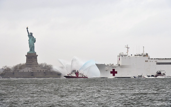 -Le navire-hôpital USNS Comfort passe devant la Statue de la Liberté alors qu'il quitte la ville de New York le 30 avril 2020, après avoir soulagé le système de santé de la ville, stressé par l'afflux de patients COVID-19. Photo par ANGELA WEISS / AFP via Getty Images