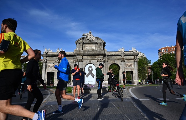 -Les gens à Madrid le 2 mai 2020, pendant quelques heures autorisées par le gouvernement, pour la première fois depuis le début d'un verrouillage national pour empêcher la propagation de la maladie COVID-19. Photo de Gabriel BOUYS / AFP via Getty Images.