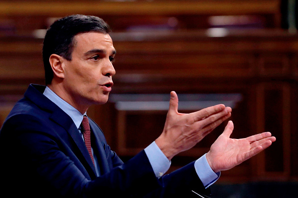 Le Premier ministre espagnol Pedro Sanchez prononce un discours lors d'une session pour débattre de l'extension d'un confinement national pour freiner la propagation du nouveau coronavirus à la Chambre basse du Parlement espagnol à Madrid le 6 mai 2020. (Photo : J. J. GUILLEN/POOL/AFP via Getty Images)