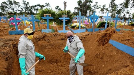 Brésil: Ulisses, fossoyeur du drame du coronavirus à Manaus