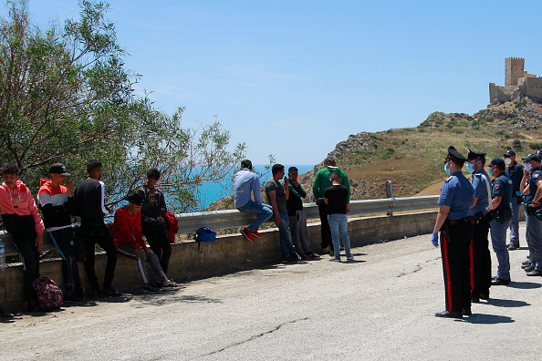 La police italienne contrôle les immigrants trouvés le long de la route et dans la campagne à Palma di Montechiaro près d'Agrigente, en Sicile, le 24 mai 2020.(Photo : SANDRO CATANESE/AFP via Getty Images)