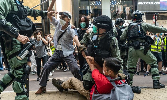 Des partisans de la démocratie se battent avec la police anti-émeute lors d'une intervention lors d'un rassemblement dans le district de Causeway Bay à Hong Kong, le 27 mai 2020. (Anthony Kwan/Getty Images)