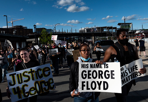 Des manifestants défilent devant l'U.S. Bank Stadium en réponse à l'assassinat de George Floyd par la police le 29 mai 2020 à Minneapolis, Minnesota. (Photo : Stephen Maturen/Getty Images)