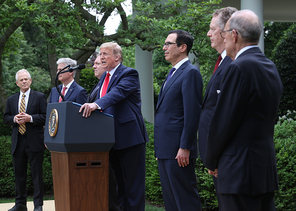 Le président Donald Trump, entouré de représentants de l'administration, parle des relations américaines avec la Chine dans le Rose Garden à la Maison-Blanche le 29 mai 2020 à Washington, DC. (Photo : Win McNamee/Getty Images)
