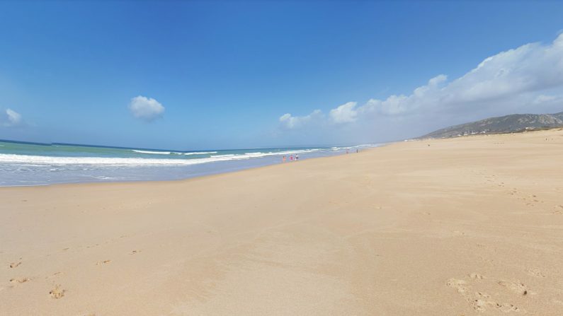 La longue plage de Zahara de los Atunes en Andalousie a reçu 1000 litres d'eau avec une solution d'eau de javel. (Capture d'écran/Google Maps)