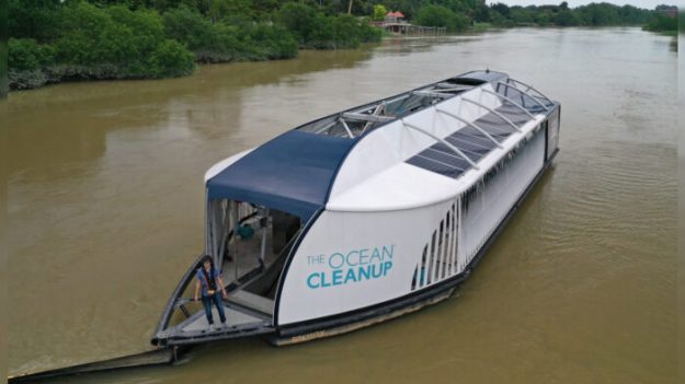 Un homme a créé une barge à énergie solaire qui récupère le plastique avant qu’il n’atteigne l’océan