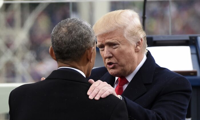 Le président américain Donald Trump s'entretient avec l'ancien président  américain Barack Obama lors de l'inauguration présidentielle au Capitole américain à Washington le 20 janvier 2017. (Saul Loeb - Pool/Getty Images)