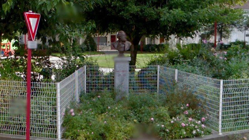 Le buste de Gambetta, place de l'Égalité à Villeneuve-sur-Lot | Google Maps