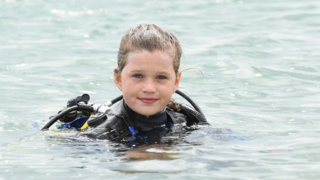 Une écolière courageuse est la «plus jeune au monde» à nager avec des requins sans cage